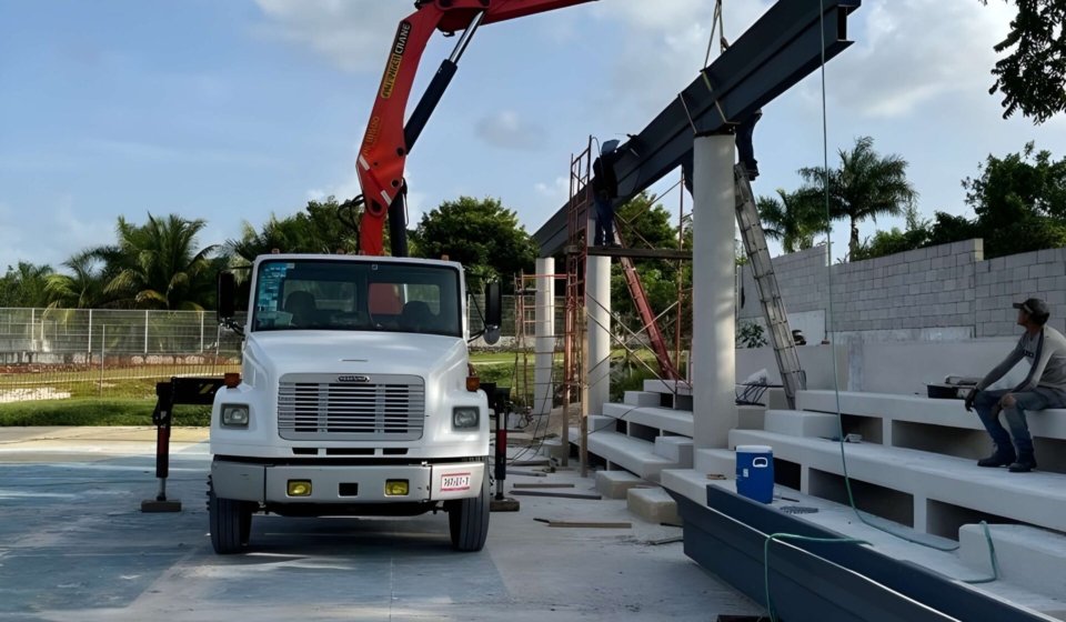 Proceso de armado para estructura de Arco Techo en cancha deportiva en Hidalgo