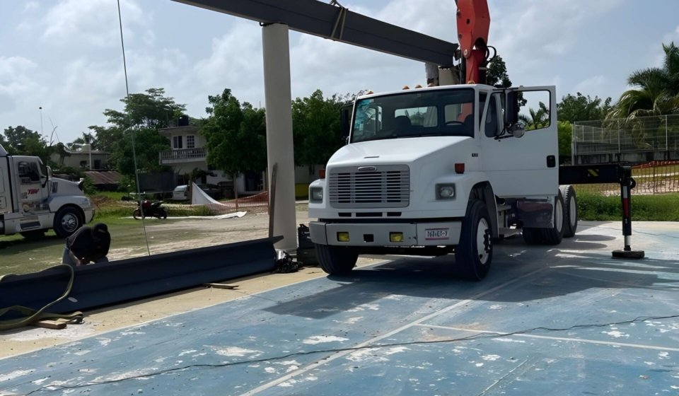 Proceso de armado para estructura de Arco Techo en cancha deportiva en Hidalgo