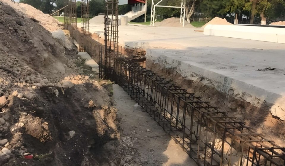 Proceso de cimentación para estructura de Arco Techo en cancha deportiva en Hidalgo
