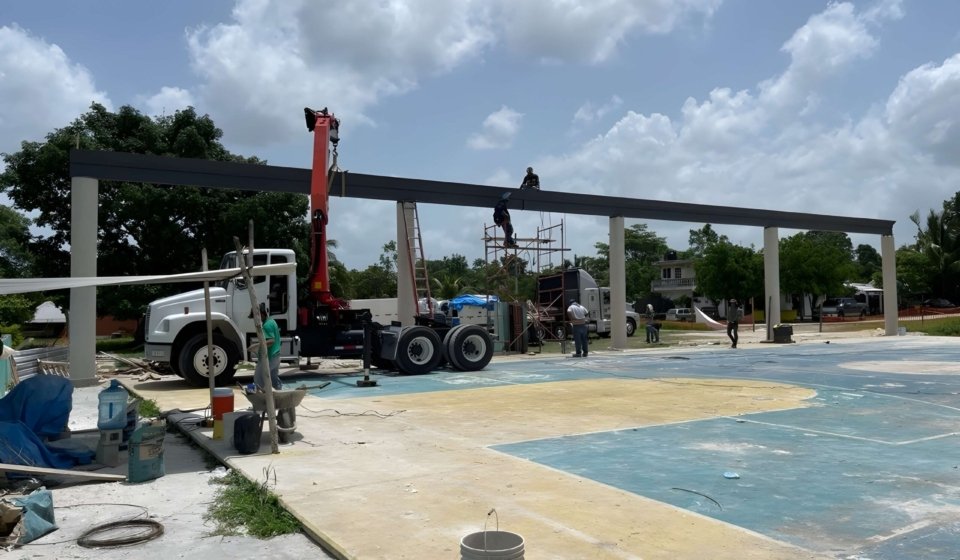 Proceso de armado para estructura de Arco Techo en cancha deportiva en Hidalgo